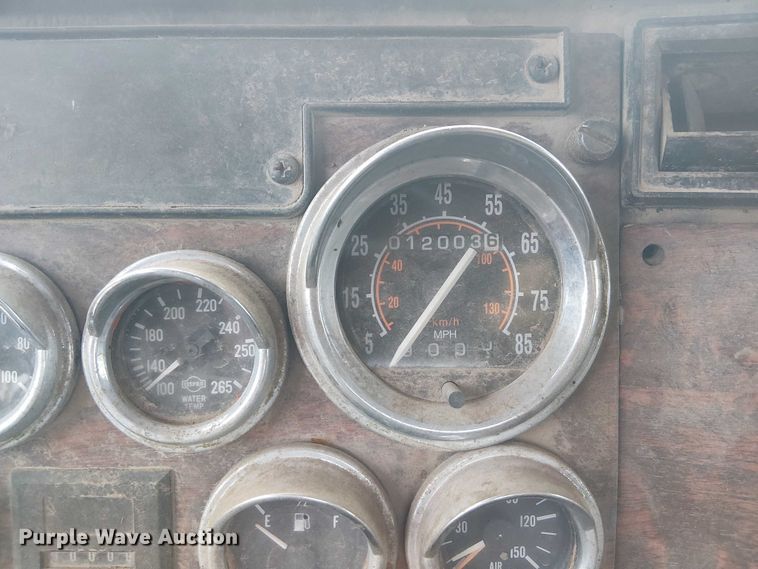 image for item DJ7927 1997 Peterbilt 385 semi truck