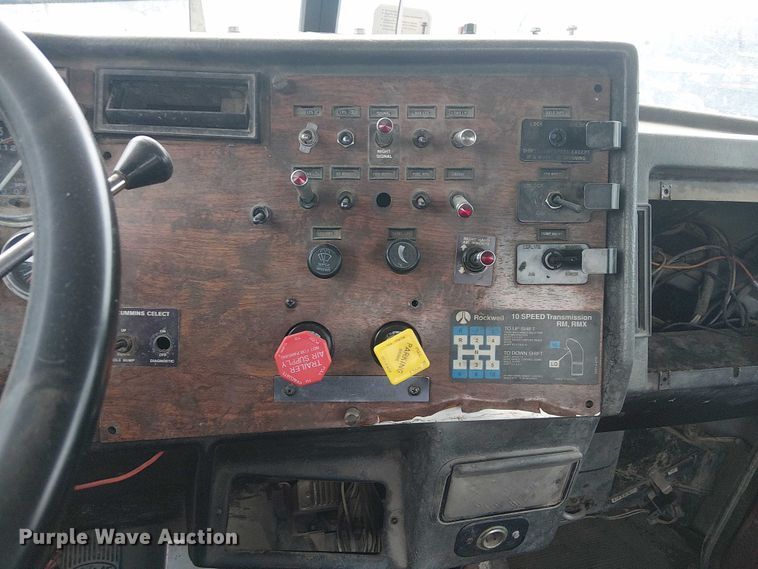 image for item DJ7927 1997 Peterbilt 385 semi truck