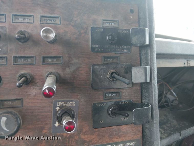 image for item DJ7927 1997 Peterbilt 385 semi truck