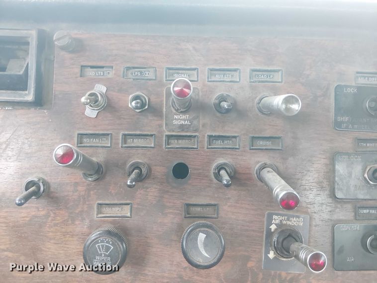 image for item DJ7927 1997 Peterbilt 385 semi truck