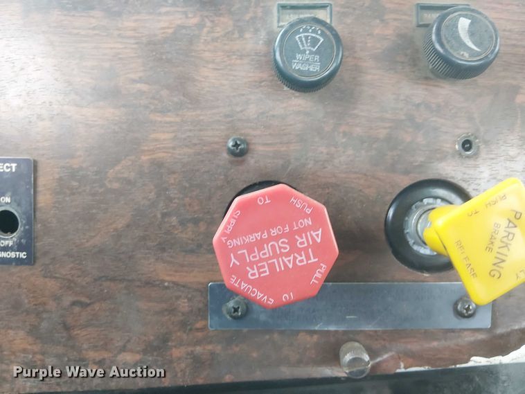 image for item DJ7927 1997 Peterbilt 385 semi truck