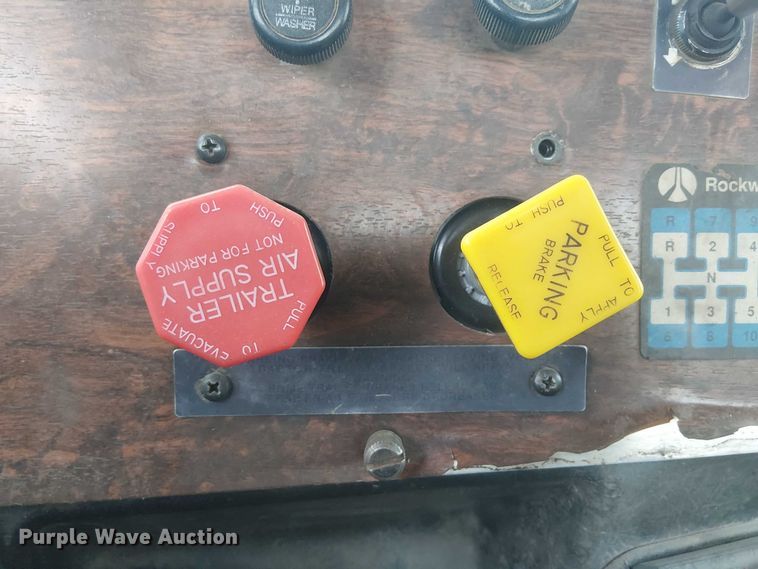 image for item DJ7927 1997 Peterbilt 385 semi truck