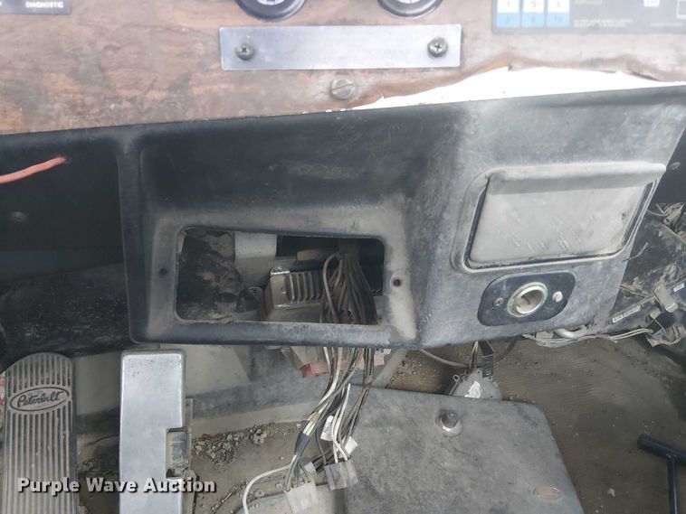 image for item DJ7927 1997 Peterbilt 385 semi truck