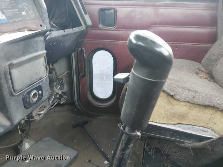 image for item DJ7927 1997 Peterbilt 385 semi truck