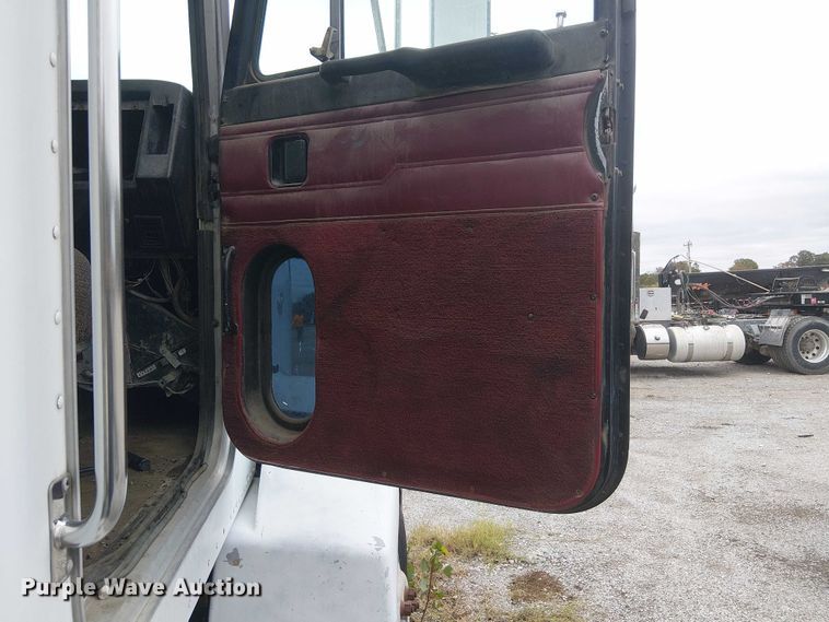 image for item DJ7927 1997 Peterbilt 385 semi truck