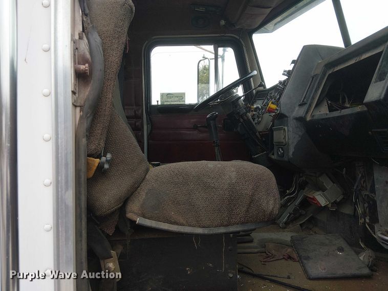 image for item DJ7927 1997 Peterbilt 385 semi truck