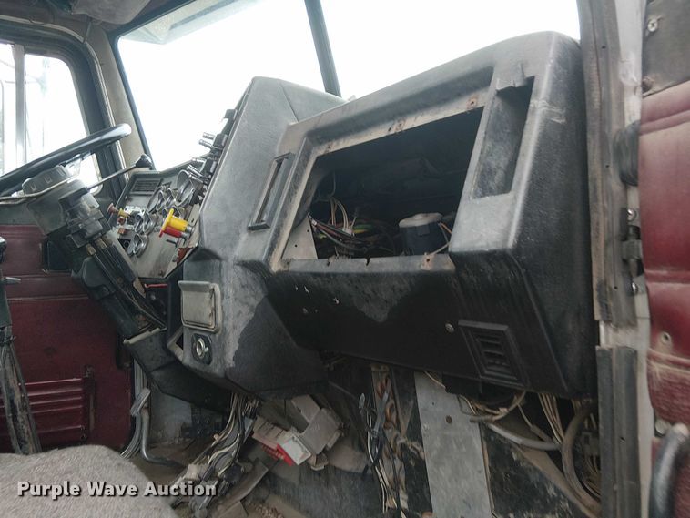 image for item DJ7927 1997 Peterbilt 385 semi truck