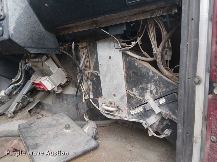 image for item DJ7927 1997 Peterbilt 385 semi truck