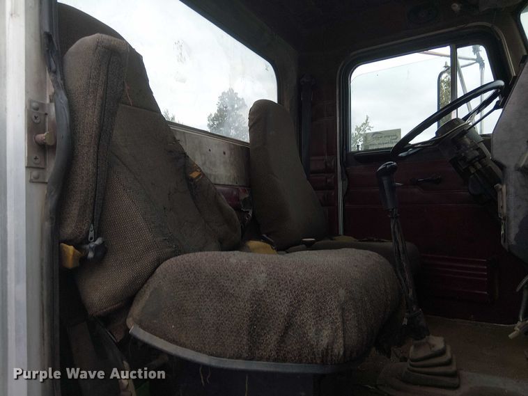 image for item DJ7927 1997 Peterbilt 385 semi truck