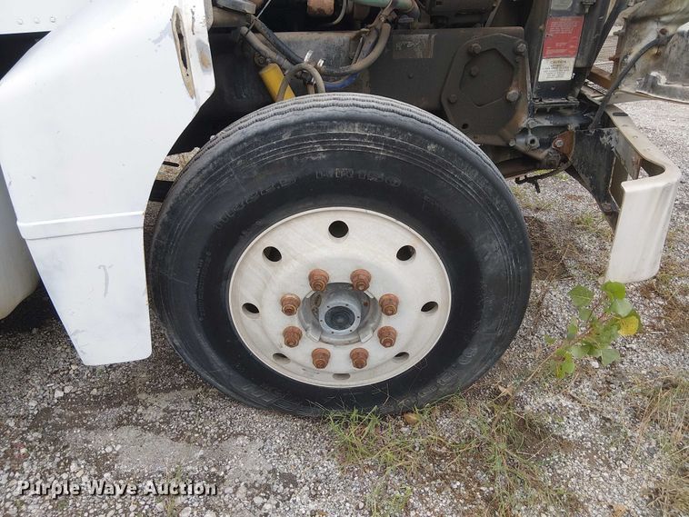 image for item DJ7927 1997 Peterbilt 385 semi truck