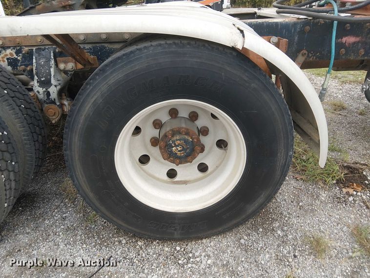 image for item DJ7927 1997 Peterbilt 385 semi truck