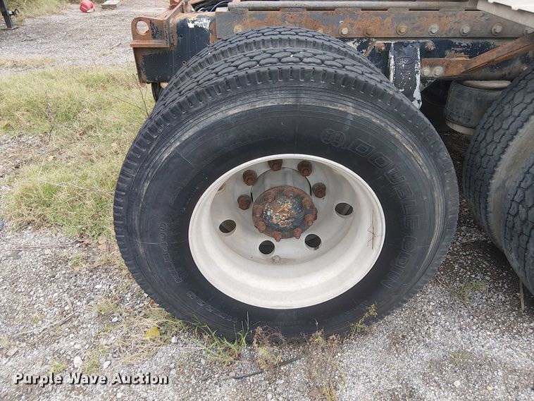 image for item DJ7927 1997 Peterbilt 385 semi truck