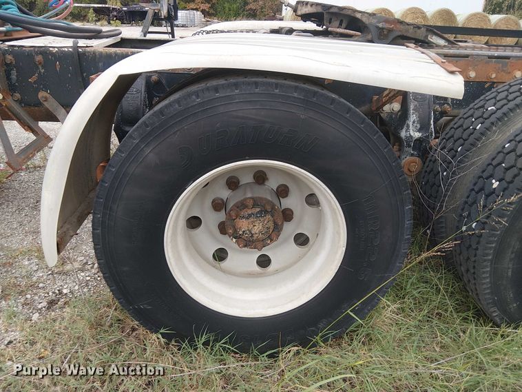 image for item DJ7927 1997 Peterbilt 385 semi truck