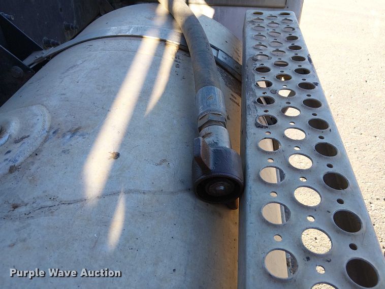 image for item DJ7929 2011 Kenworth T800 semi truck