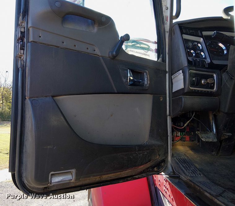 image for item DJ7929 2011 Kenworth T800 semi truck