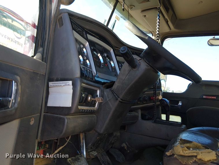 image for item DJ7929 2011 Kenworth T800 semi truck