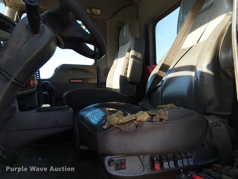 image for item DJ7929 2011 Kenworth T800 semi truck