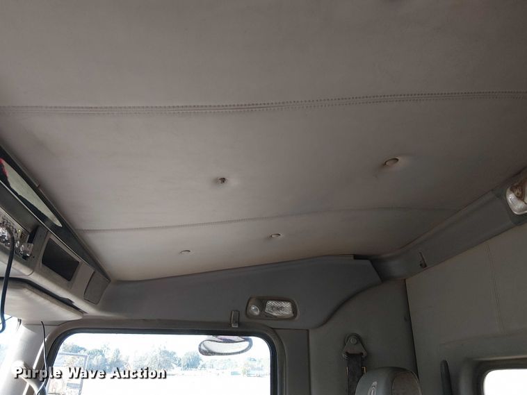 image for item DJ7929 2011 Kenworth T800 semi truck