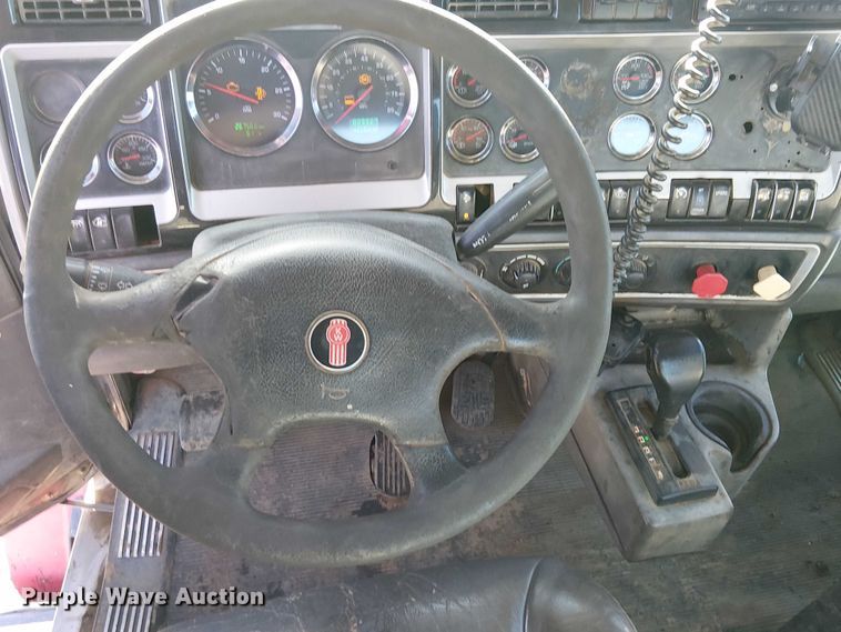 image for item DJ7929 2011 Kenworth T800 semi truck