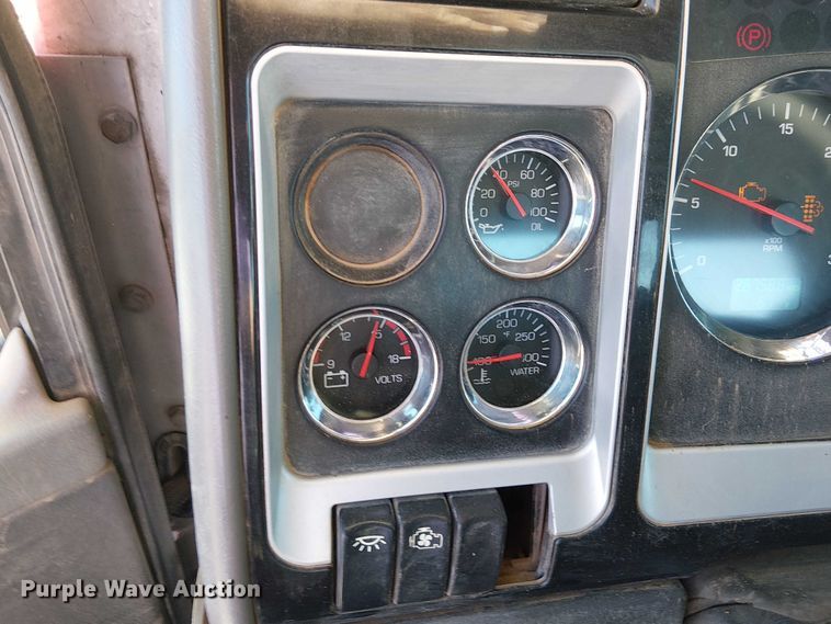 image for item DJ7929 2011 Kenworth T800 semi truck