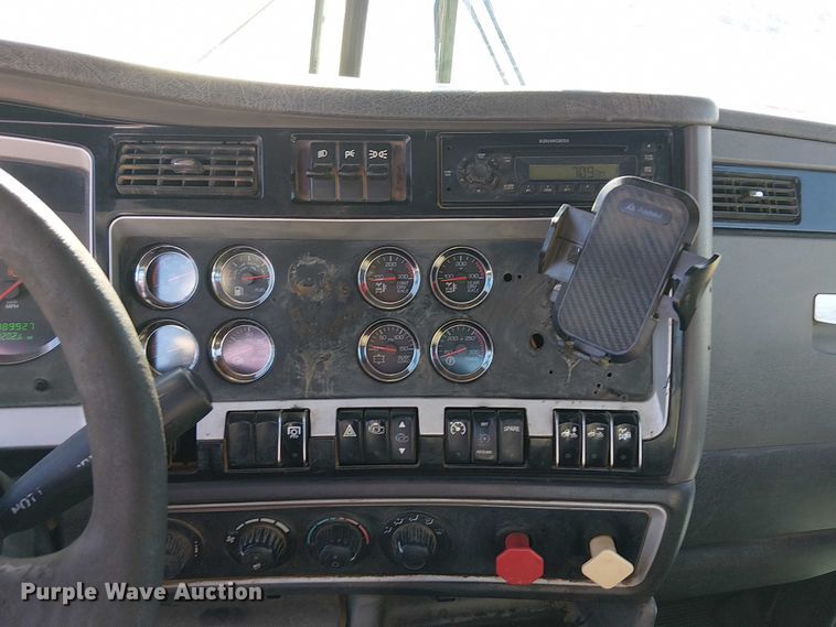 image for item DJ7929 2011 Kenworth T800 semi truck