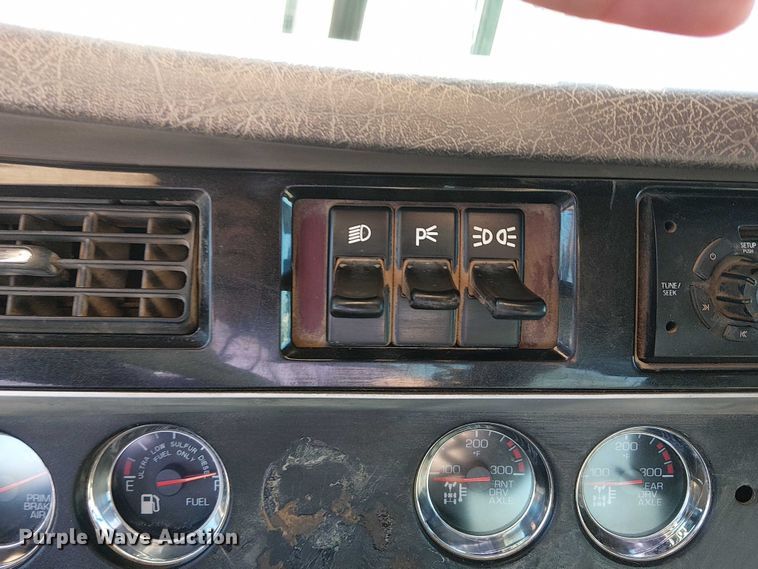 image for item DJ7929 2011 Kenworth T800 semi truck