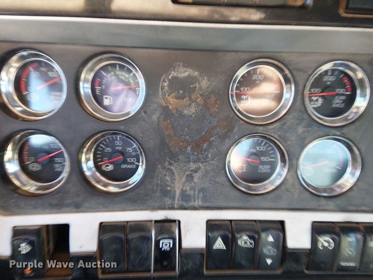 image for item DJ7929 2011 Kenworth T800 semi truck