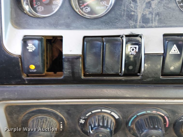 image for item DJ7929 2011 Kenworth T800 semi truck