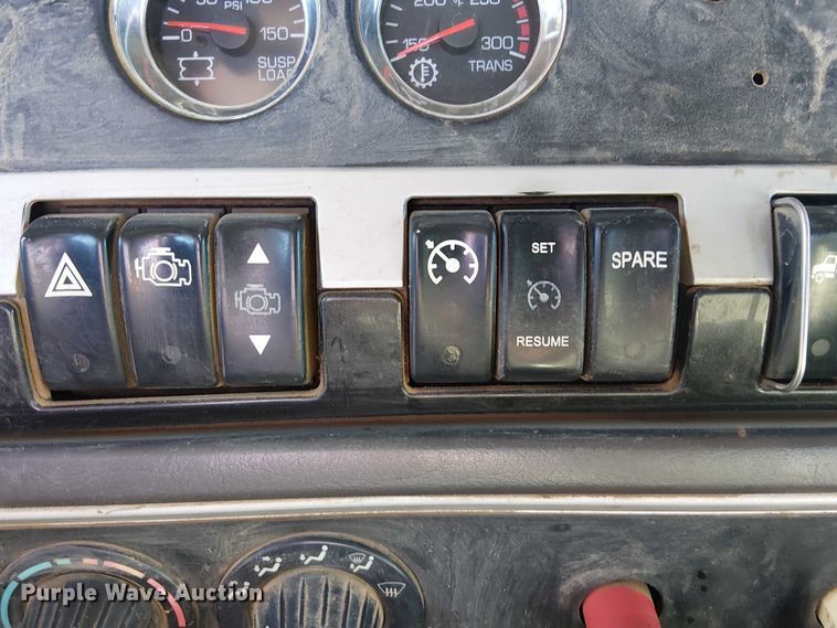 image for item DJ7929 2011 Kenworth T800 semi truck