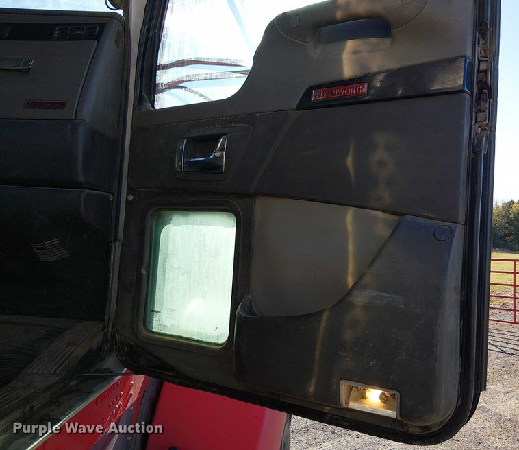 image for item DJ7929 2011 Kenworth T800 semi truck