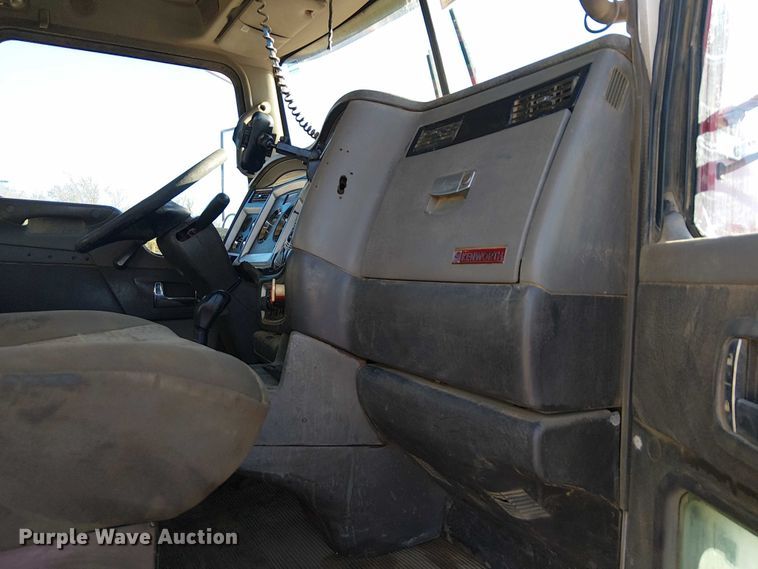 image for item DJ7929 2011 Kenworth T800 semi truck