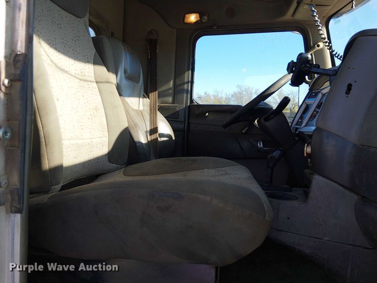 image for item DJ7929 2011 Kenworth T800 semi truck