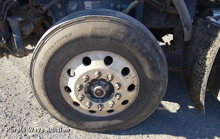 image for item DJ7929 2011 Kenworth T800 semi truck