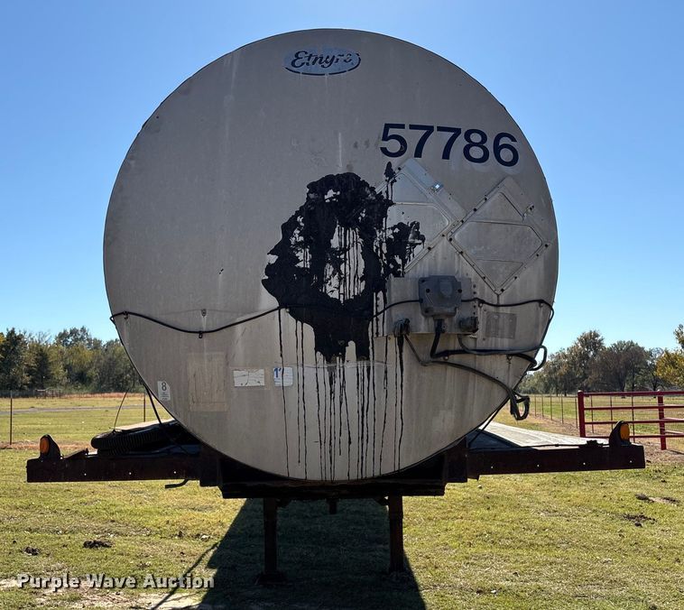 image for item DJ7932 1999 E.D. Etnyre & Co tank trailer