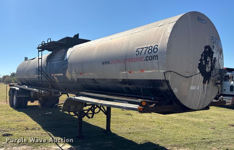 image for item DJ7932 1999 E.D. Etnyre & Co tank trailer