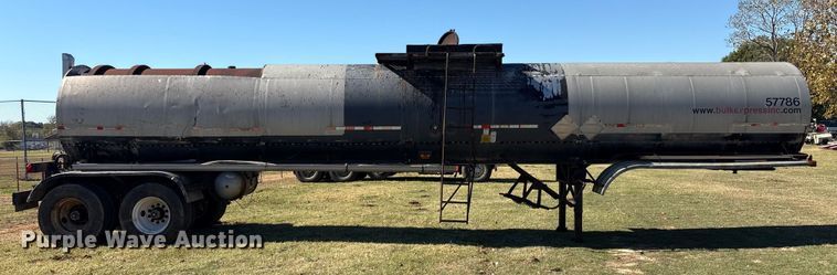 image for item DJ7932 1999 E.D. Etnyre & Co tank trailer