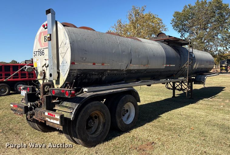 image for item DJ7932 1999 E.D. Etnyre & Co tank trailer