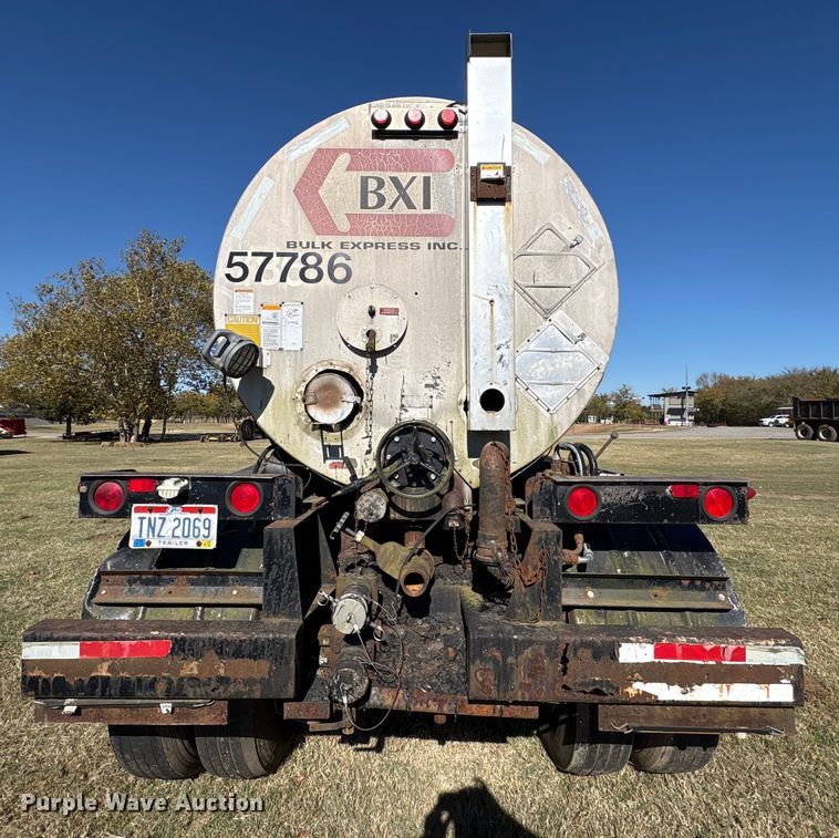 image for item DJ7932 1999 E.D. Etnyre & Co tank trailer