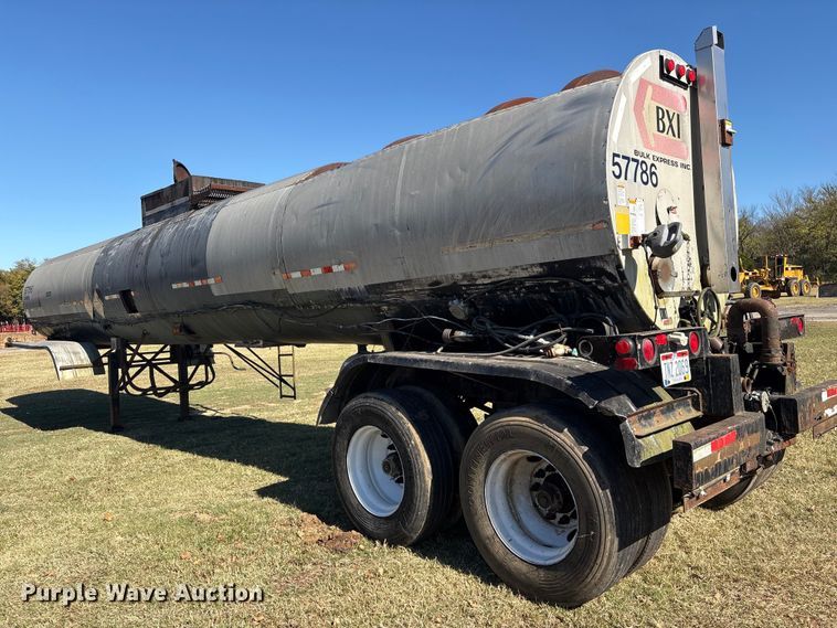 image for item DJ7932 1999 E.D. Etnyre & Co tank trailer