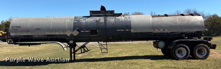 image for item DJ7932 1999 E.D. Etnyre & Co tank trailer