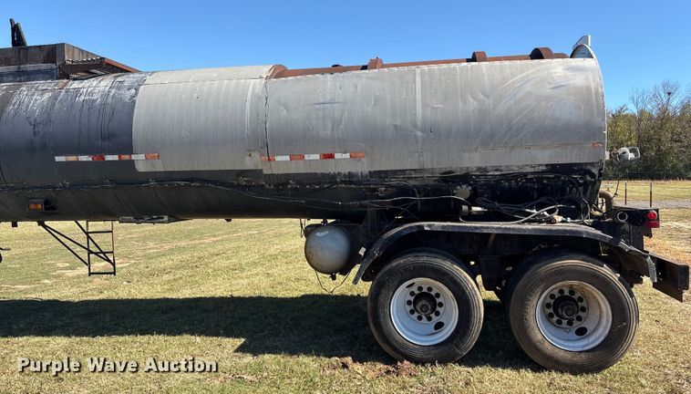 image for item DJ7932 1999 E.D. Etnyre & Co tank trailer