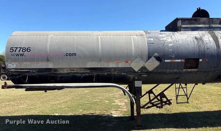 image for item DJ7932 1999 E.D. Etnyre & Co tank trailer