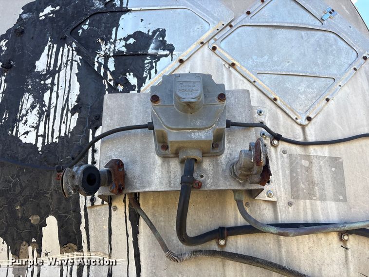 image for item DJ7932 1999 E.D. Etnyre & Co tank trailer