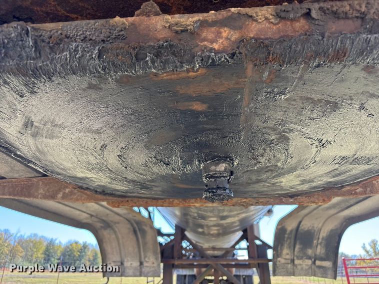 image for item DJ7932 1999 E.D. Etnyre & Co tank trailer