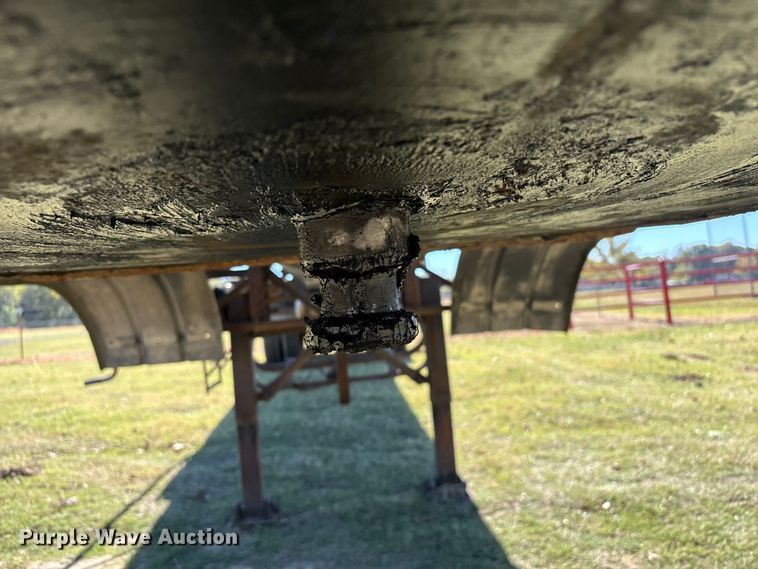 image for item DJ7932 1999 E.D. Etnyre & Co tank trailer