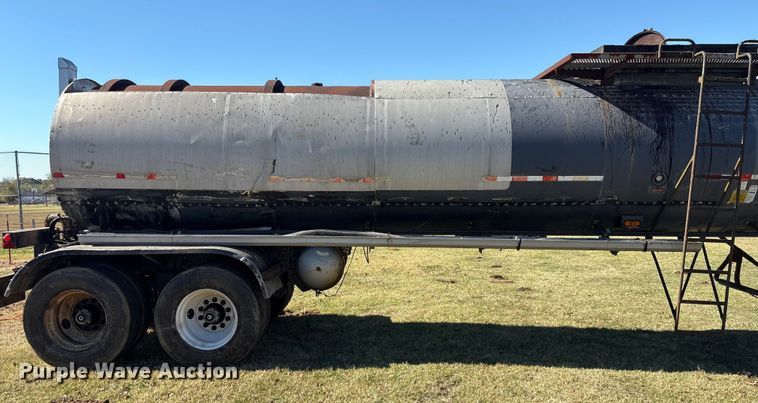 image for item DJ7932 1999 E.D. Etnyre & Co tank trailer