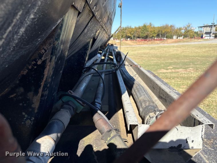 image for item DJ7932 1999 E.D. Etnyre & Co tank trailer