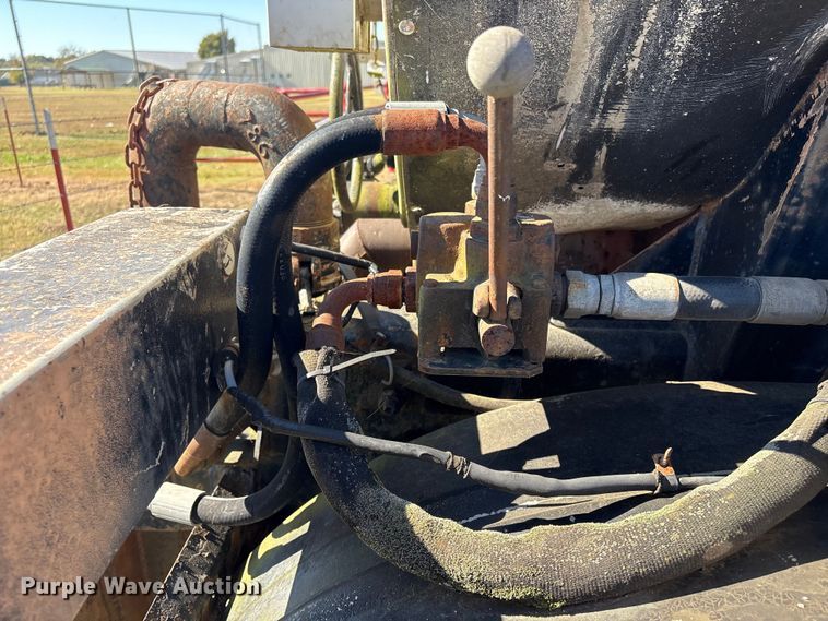 image for item DJ7932 1999 E.D. Etnyre & Co tank trailer