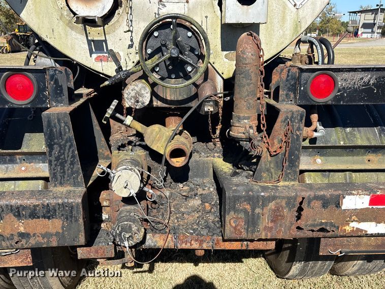 image for item DJ7932 1999 E.D. Etnyre & Co tank trailer