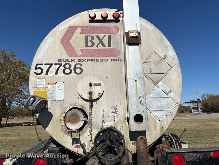 image for item DJ7932 1999 E.D. Etnyre & Co tank trailer